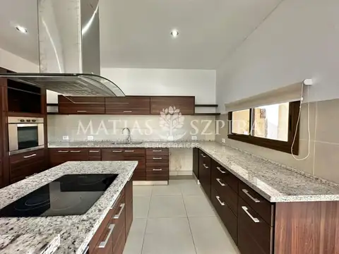 Casa en Alquiler con 2 cocheras