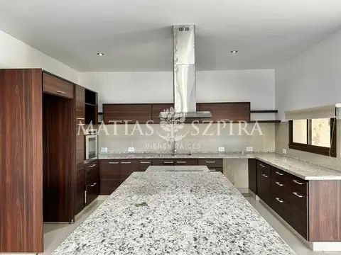 Casa 6 ambientes con 5 baños