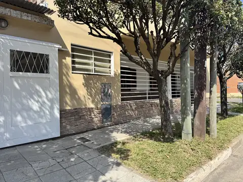 Casa en venta en Ezpeleta Este. Apto credito
