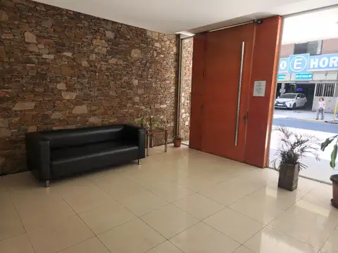 ALQUILER DEPARTAMENTO  TRES AMBIENTES, FRENTE, BALCÓN, DORMITORIO PRINCIPAL EN SUITE, DOS BAÑOS COMPLETOS ,LUMINOSO