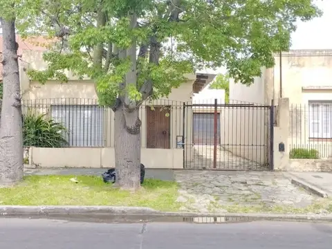 VENTA CASA 4 AMB -PATIO -JARDIN-GARAGE-LAVALLOL