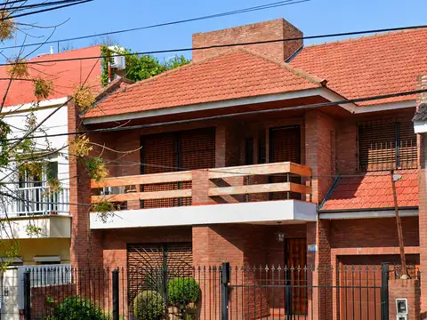 VENTA Casa de categoría con 4 habitaciones, 3 baños. Pereyra Lucena 528. Lomas de Zamora