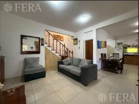 Venta casa 5 ambientes con cochera y patio en Bernal Oeste