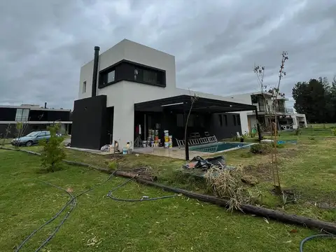 Casa 4 ambientes con 3 baños