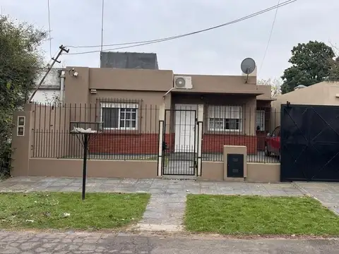 Venta Casa 3 ambientes en Platanos con Jardin Garage y Fondo libre
