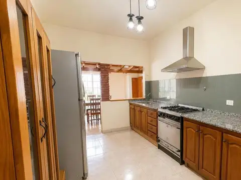 Venta Casa 3 ambientes en Platanos con Jardin Garage y Fondo libre