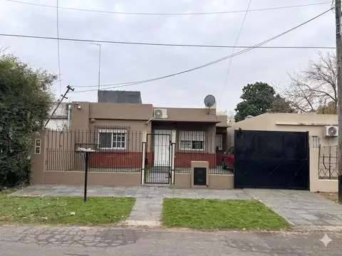 Venta Casa 3 ambientes en Platanos con Jardin Garage y Fondo libre