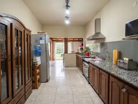 Venta Casa 3 ambientes en Platanos con Jardin Garage y Fondo libre