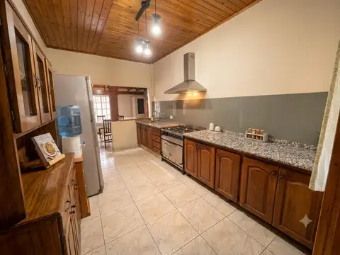 Venta Casa 3 ambientes en Platanos con Jardin Garage y Fondo libre