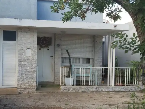 Casa con Servicios.Excelente Estado.Centrica.Consulte *