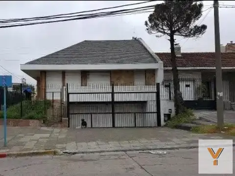 Casa en venta - 5 Dormitorios 3 Baños - Cocheras - 232Mts2 - Punta Mogotes
