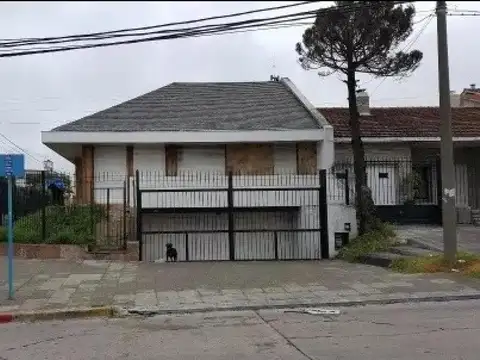 Casa en venta - 5 Dormitorios 3 Baños - Cocheras - 232Mts2 - Punta Mogotes