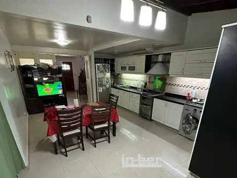 Casa 4 ambientes con 2 baños
