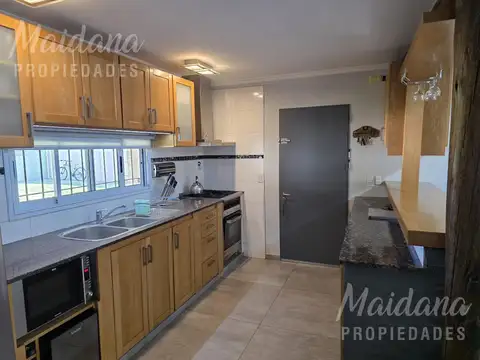 Casa en Venta con 3 cocheras