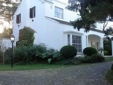 VENDE Excelente propiedad en Histórico Casco de Ranelagh.