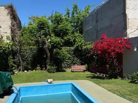 Hermosa  Casona de 3 Ambientes, Picina ,Fondo libre