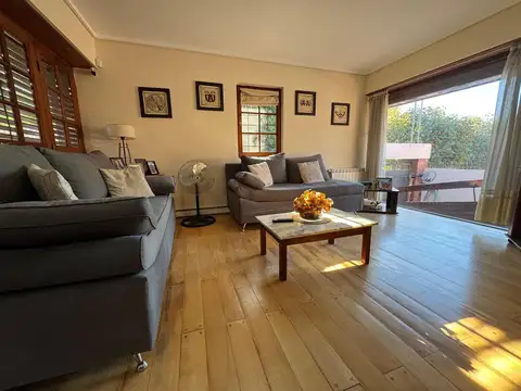 Chalet 4 amb, con patio y garage en Los Troncos