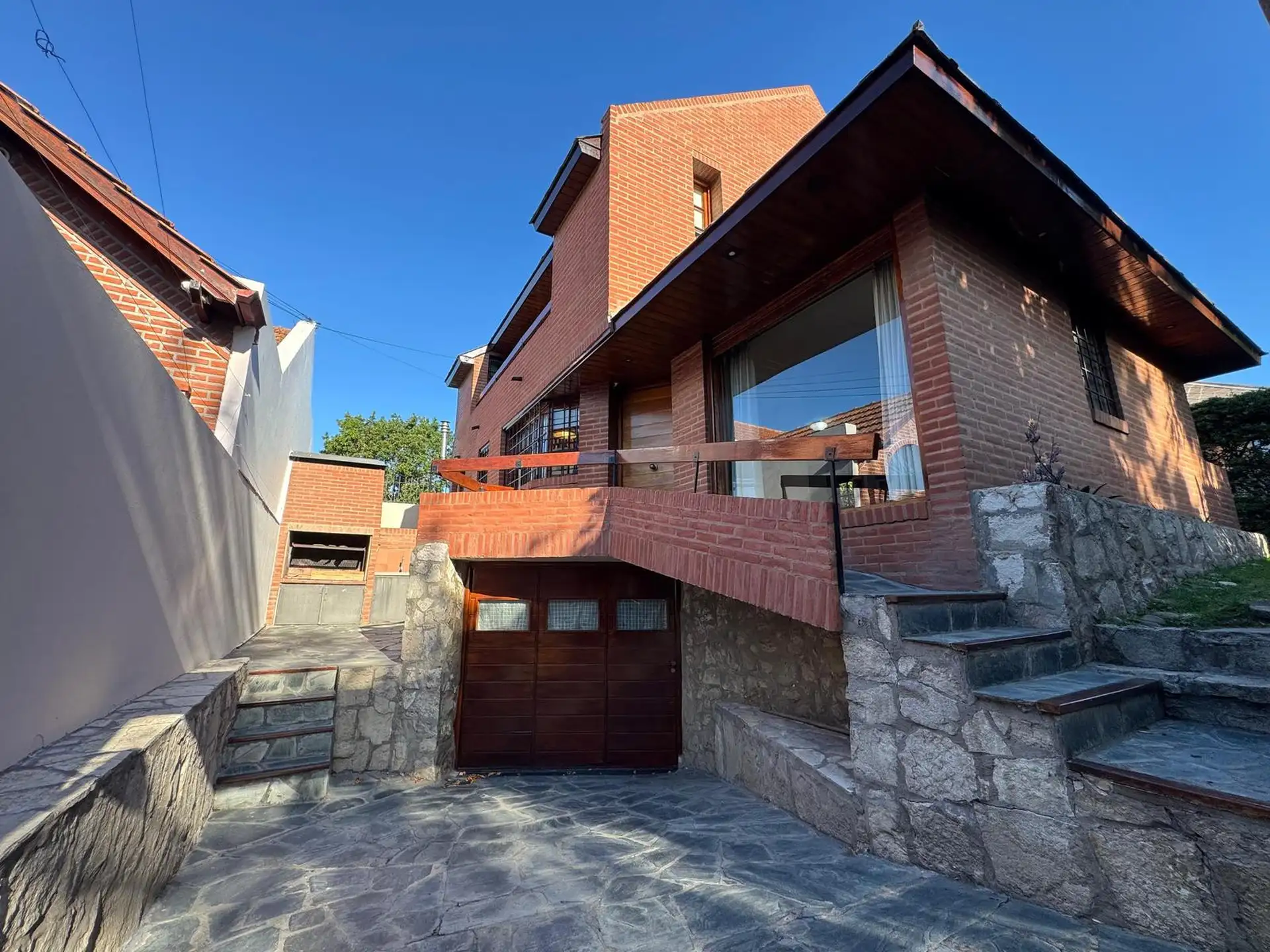 Chalet 4 amb, con patio y garage en Los Troncos