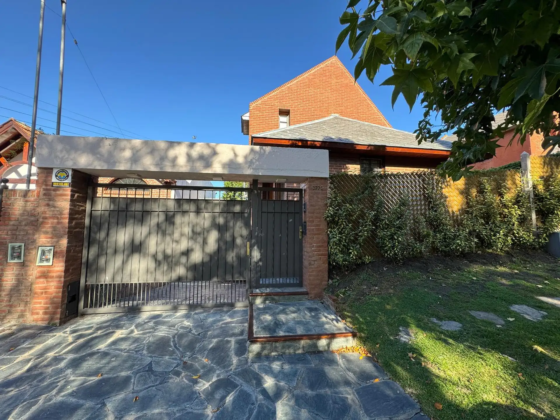 Chalet 4 amb, con patio y garage en Los Troncos