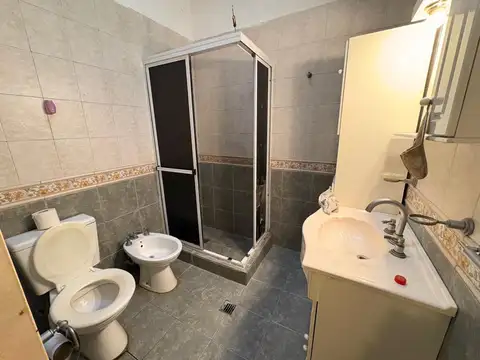VENTA CASA 3 AMB CON PILETA Y COCHERA V. ADELINA