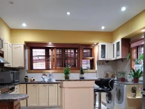 VENTA CHALET 6 AMBIENTES CON PILETA, EZPELETA ESTE.