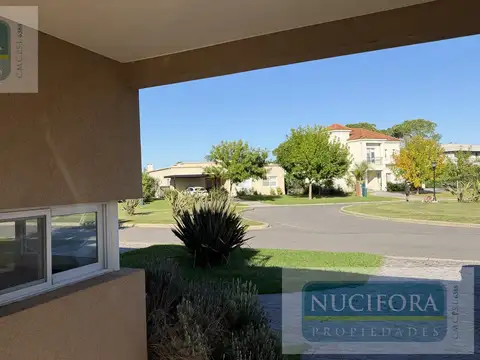 Casa en Venta en Loma Verde, USD 305.000