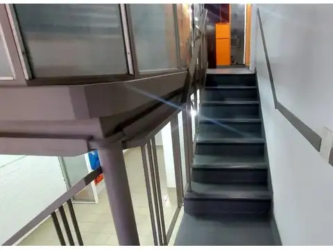 OFICINAS/LOCAL independiente + COCHERA - ingreso directo de la calle