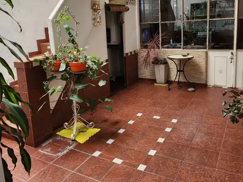 AMPLIA CASA DE TRES DORMITORIOS.