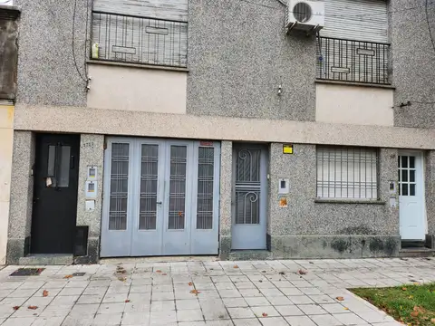 AMPLIA CASA DE TRES DORMITORIOS.