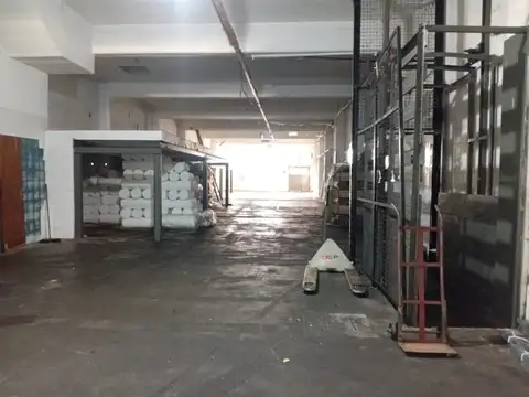 Planta industrial en Caseros — 400 m² en PB azulejados + 380 m² en Planta Alta con montacargas, oficina, vestuarios y vivienda de 3 ambientes con entrada independiente