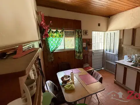 Casa 3 ambientes con patio trasero, frontal y con cochera