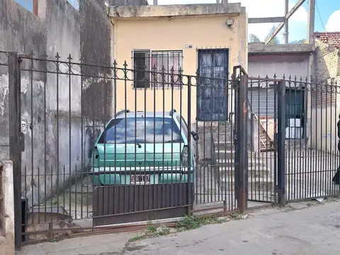 CASA PARA RECICLAR - SOBRE LOTE PROPIO DE 8,16 x 36 MTS.