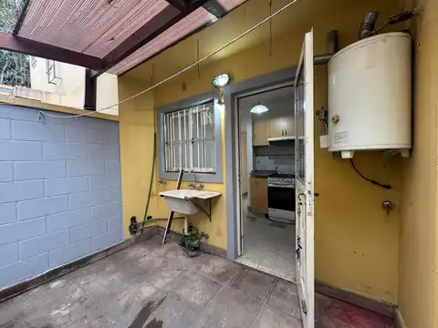 DUPLEX DE 3 AMBIENTES CON COCHERA Y PATIO EN VILLA SARMIENTO