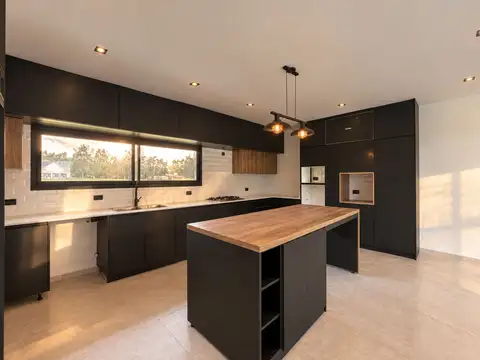 Casa 6 ambientes con 3 baños