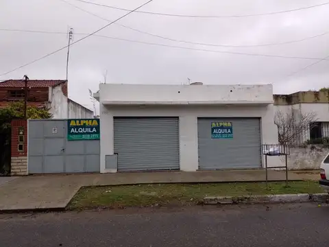 Casa de 4 ambientes con local, entrada p/ auto y lote libre en alquiler | Berazategui