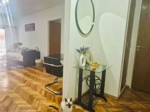 Impecable 4 ambientes a la calle con balcón corrido, muy luminoso! Reciclado con exquito buen gusto!