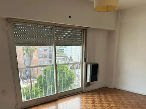 Cómodo contrafrente, luminoso, bajas expensas