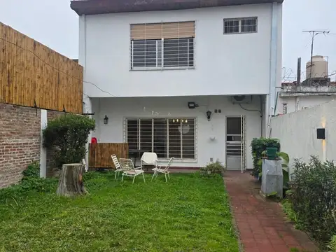 Casa 4 ambientes con Garaje y Fondo Libre con Parrilla en Ballester