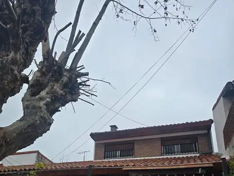 Casa 4 ambientes con Garaje y Fondo Libre con Parrilla en Ballester