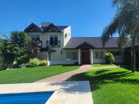 Casa 4 Ambientes c/ Garaje y pileta 220 m² Cub. en lote 931 m² - Barrio Juan Grande - Laferrere