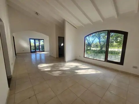 Casa en Alquiler en El Tipal, USD 1.800