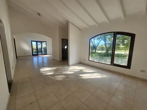 Casa en Alquiler en El Tipal, USD 1.800