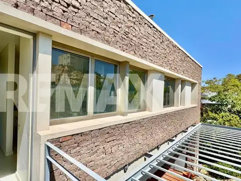 Casa en Alquiler con 2 cocheras