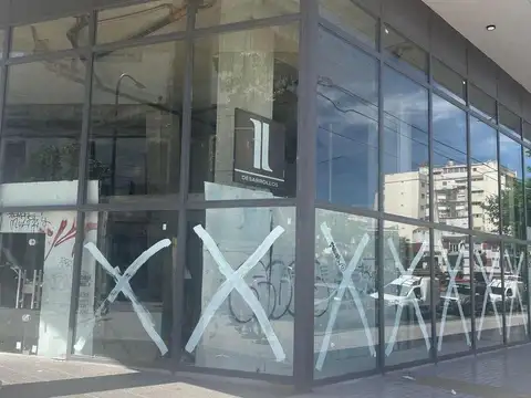 Local en  venta esquina Trelles y Av San Martín, vidriado doble altura