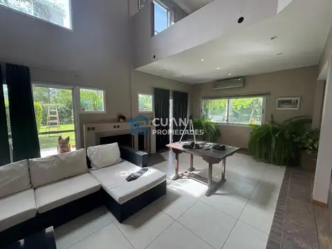 Casa en Venta con 3 cocheras
