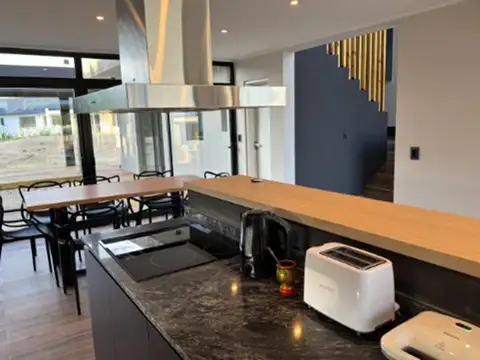 Casa en Venta con 3 cocheras