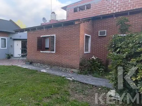 Casa en venta de dos dormitorios/ Los Hornos/ Posible Apto Banco