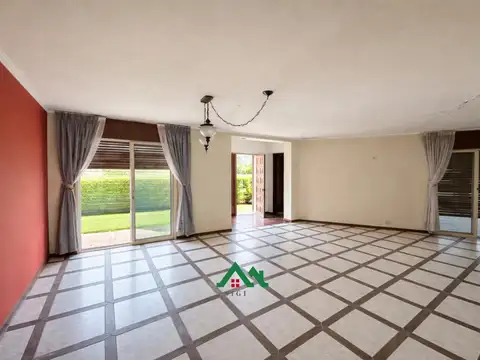 Casa en venta en Urca desocupada  3 dormitorios y 4 cocheras a refaccionar APTA CRÉDITO