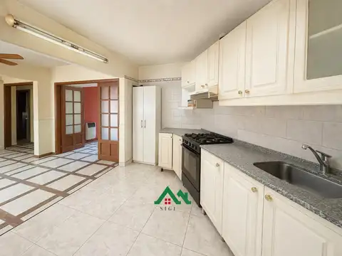 Casa en venta en Urca desocupada – 3 dormitorios y 4 cocheras | A refaccionar APTA CRÉDITO