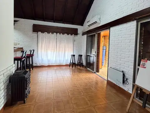 Casa 4 ambientes con 2 baños